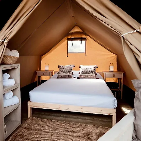Holacamp Garrofer אתר קמפינג