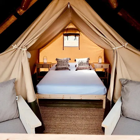 Holacamp Garrofer אתר קמפינג
